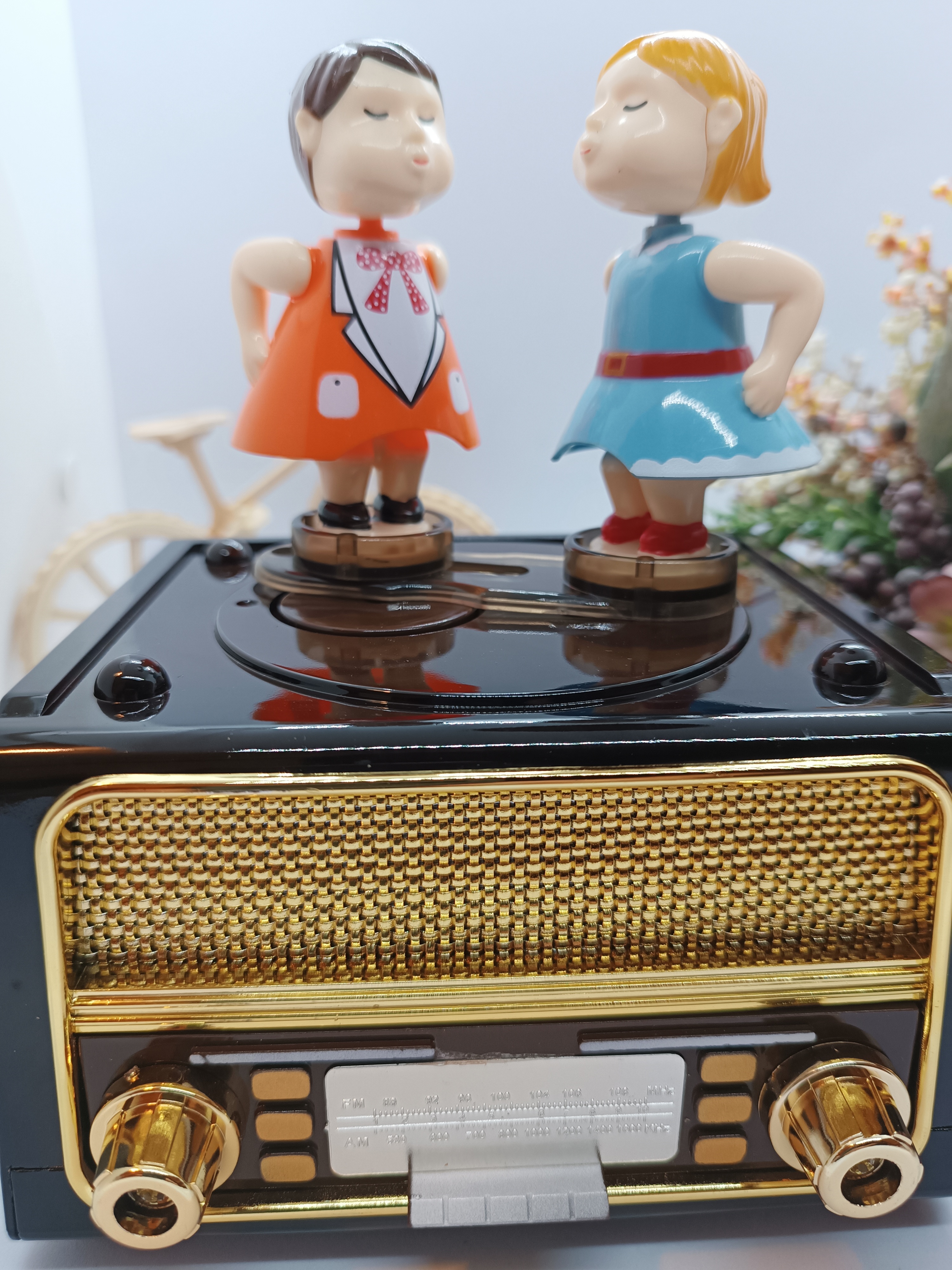 Classic%20radio%20and%20jukebox%20with%20kissing%20couple%20figures