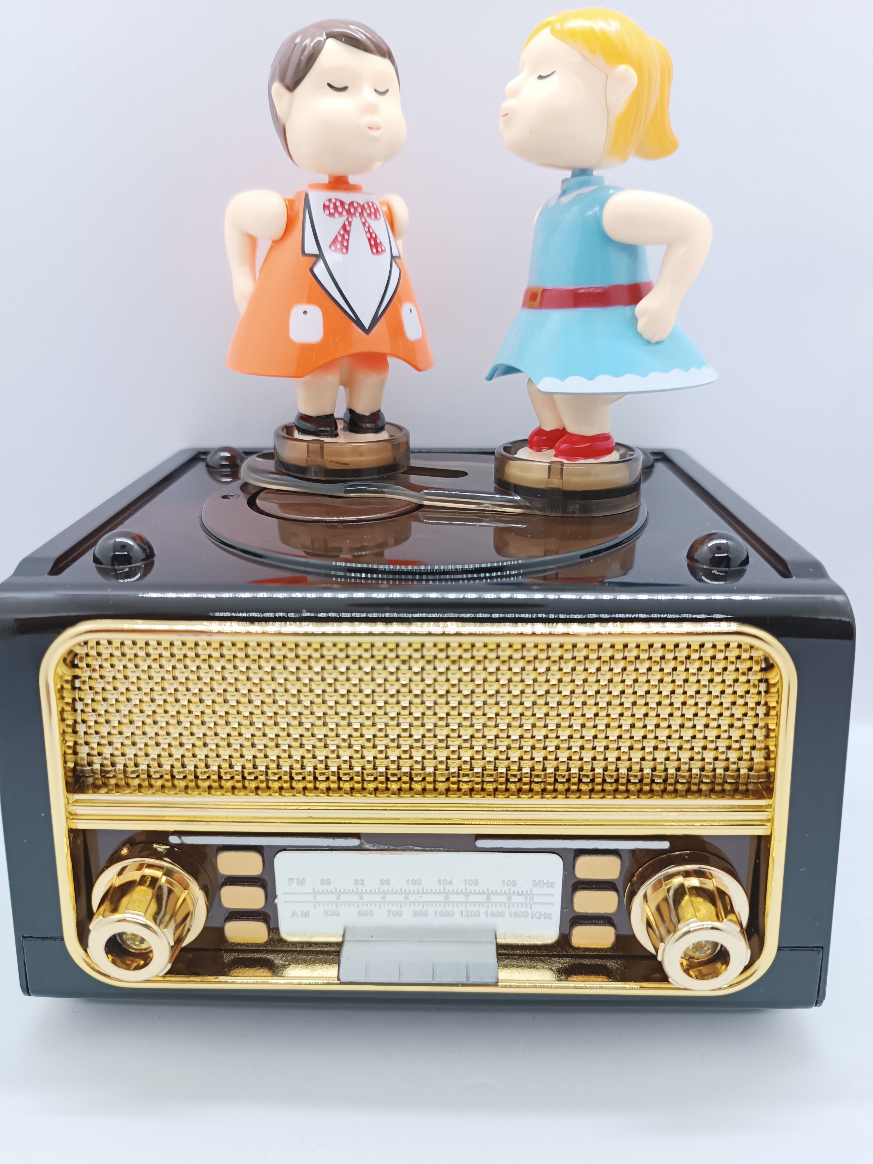 Classic%20radio%20and%20jukebox%20with%20kissing%20couple%20figures