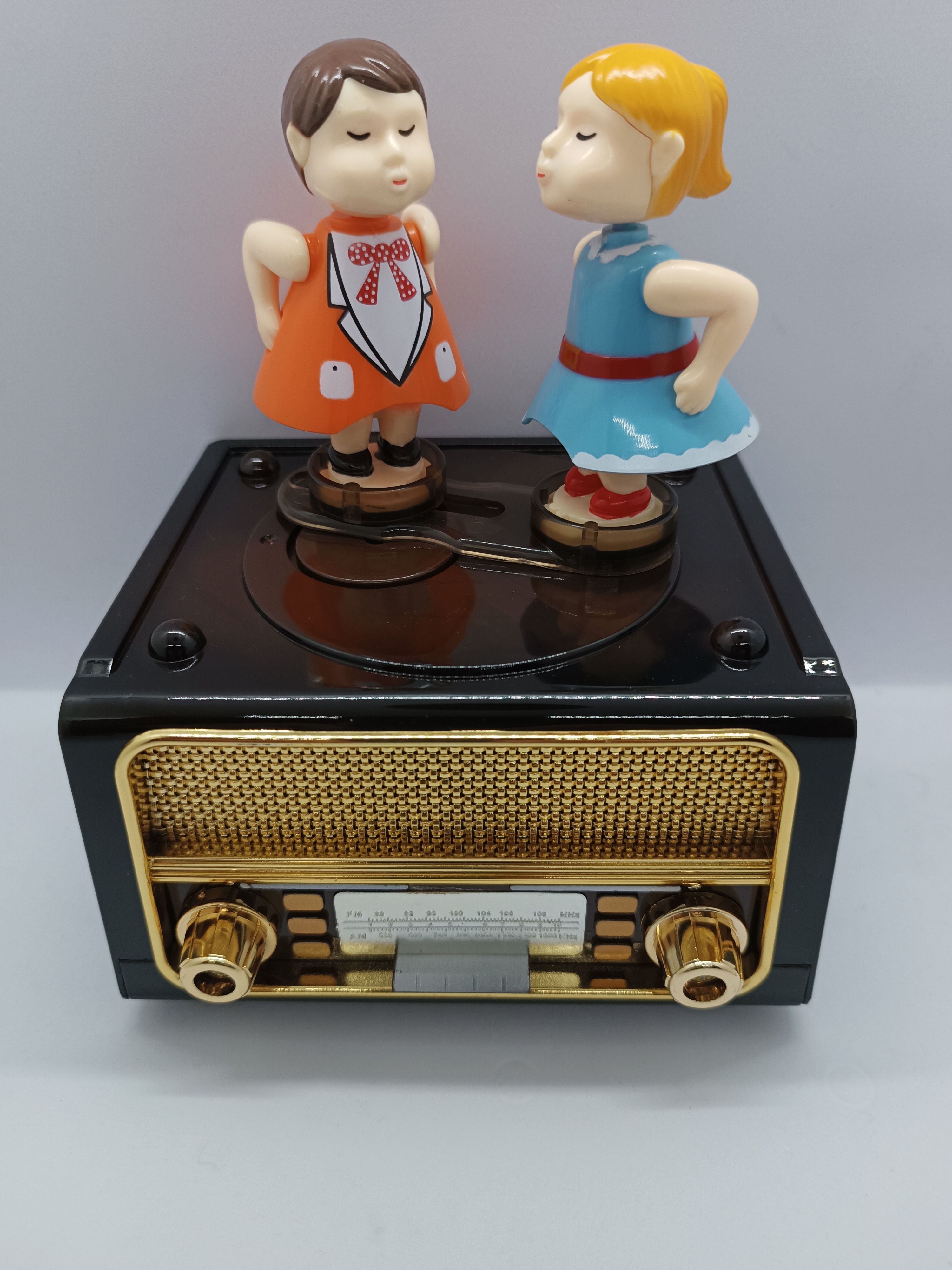 Classic%20radio%20and%20jukebox%20with%20kissing%20couple%20figures