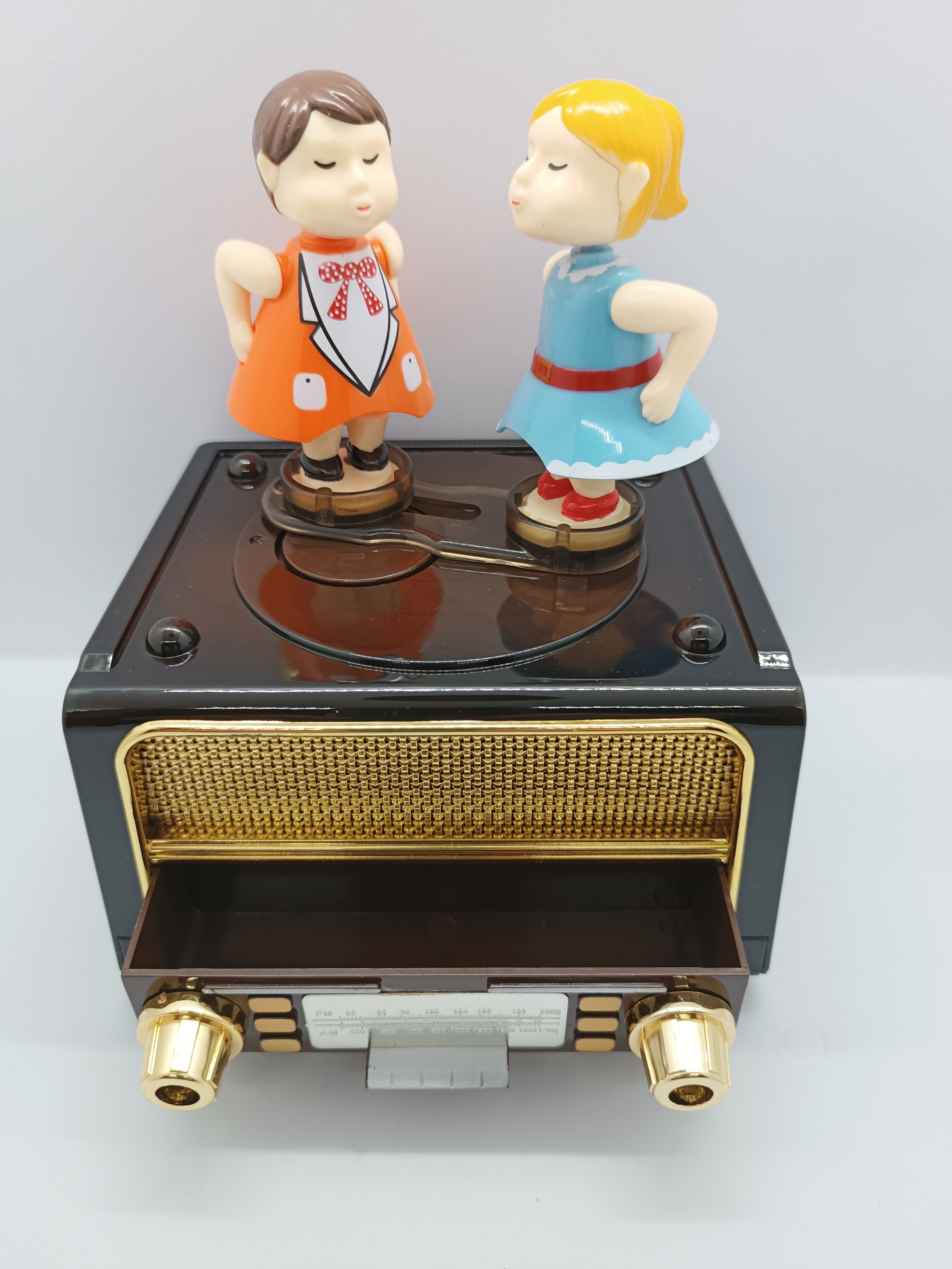 Classic%20radio%20and%20jukebox%20with%20kissing%20couple%20figures