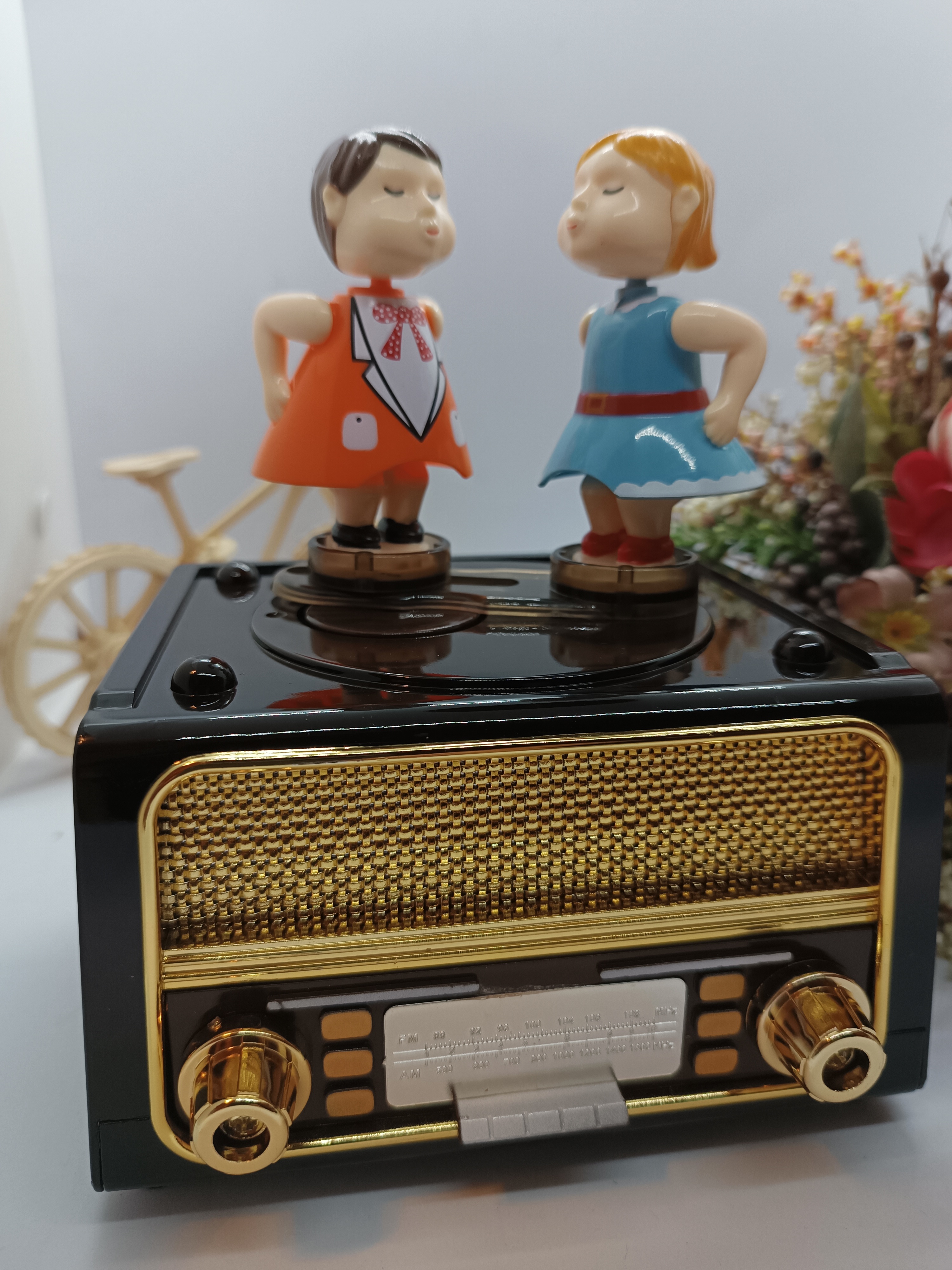 Classic%20radio%20and%20jukebox%20with%20kissing%20couple%20figures