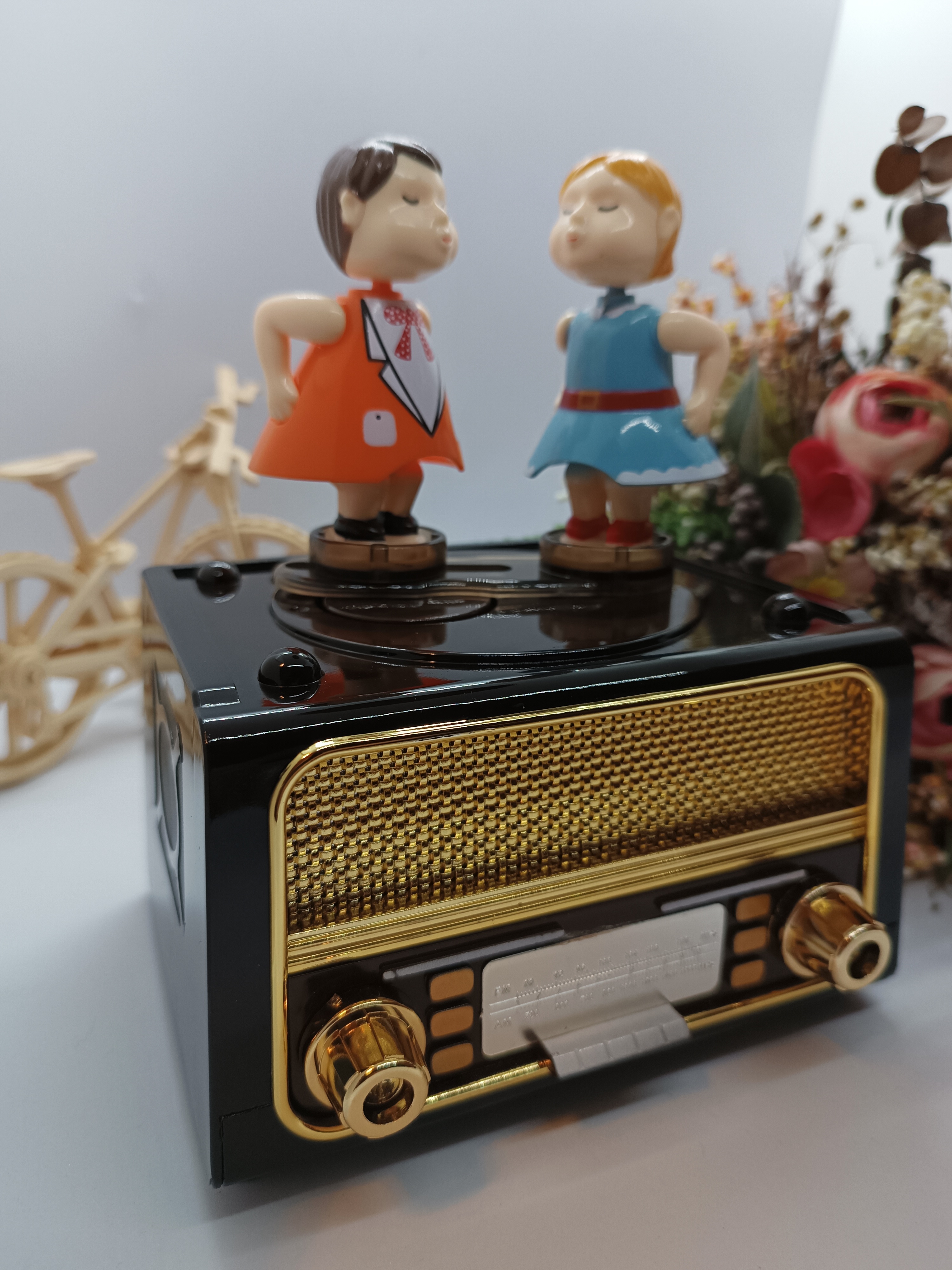 Classic%20radio%20and%20jukebox%20with%20kissing%20couple%20figures