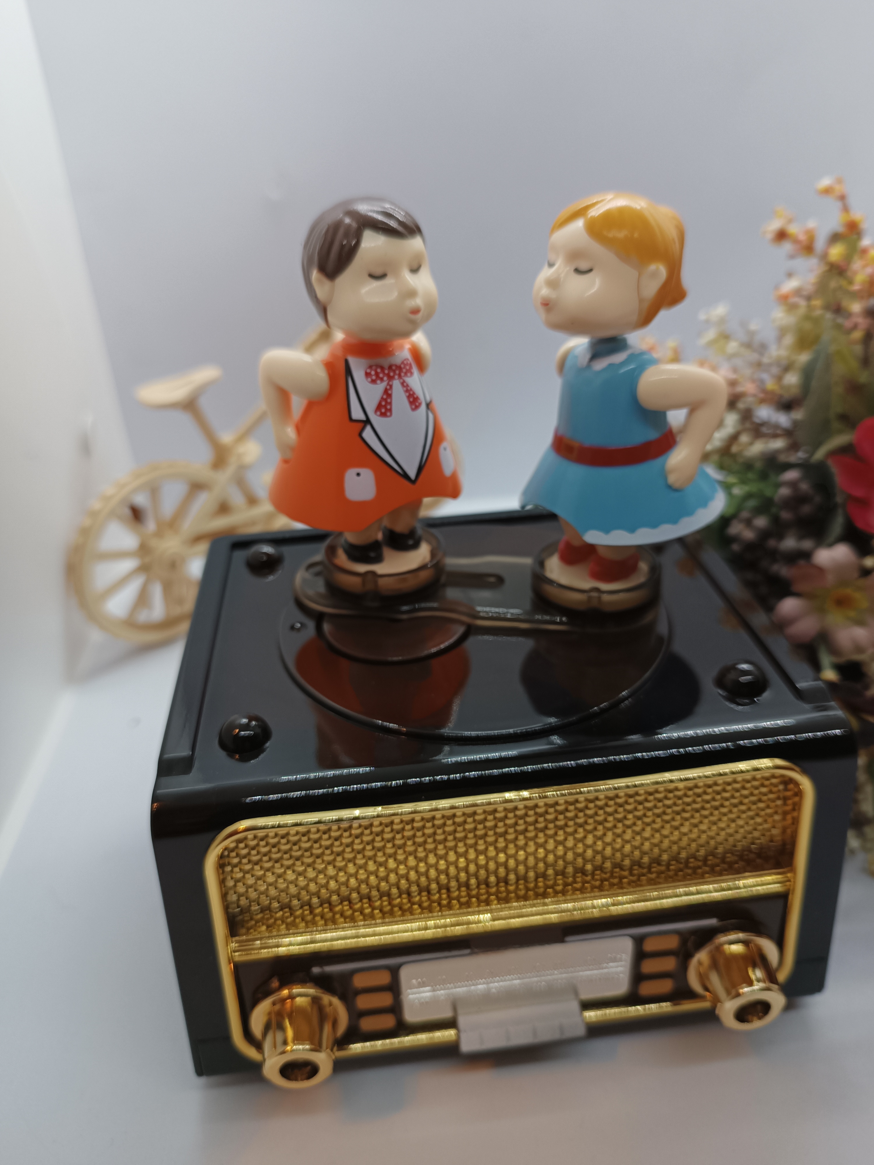 Classic%20radio%20and%20jukebox%20with%20kissing%20couple%20figures