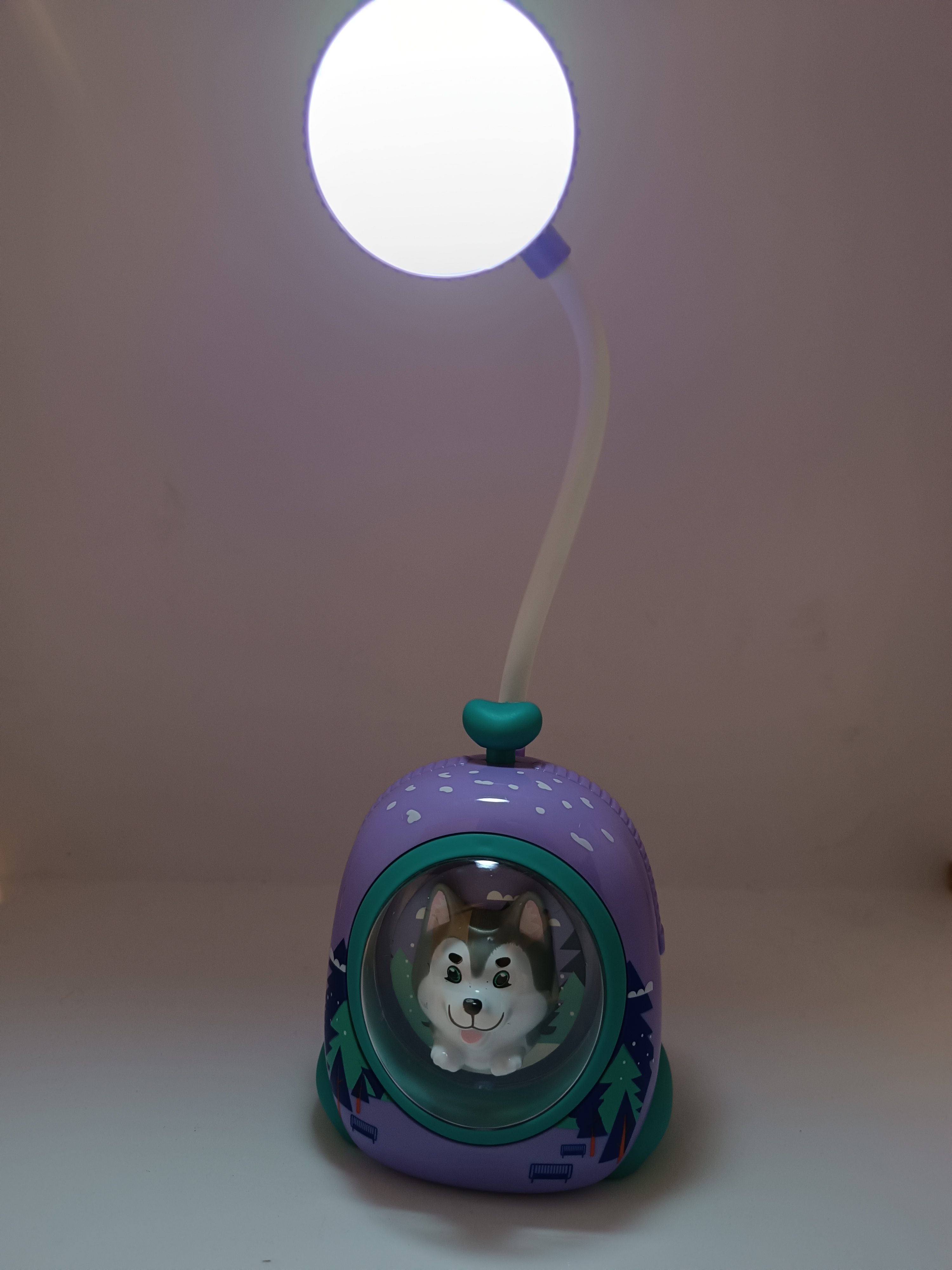 Table%20lamp%20with%20changing%20color%20dog.