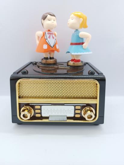 Classic radio and jukebox with kissing couple figures